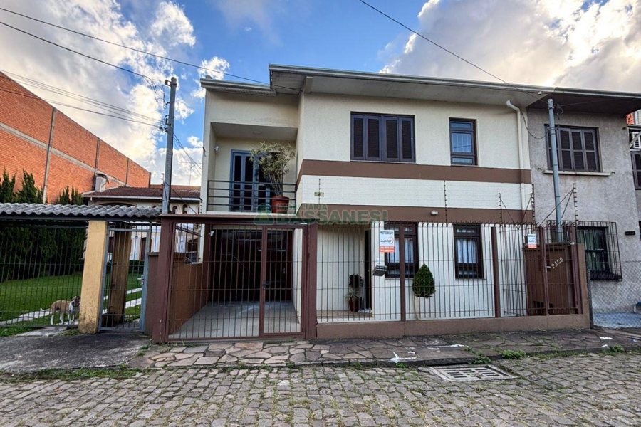 Casa com 170m², 3 dormitórios, 2 vagas, no bairro Kayser em Caxias do Sul para Alugar