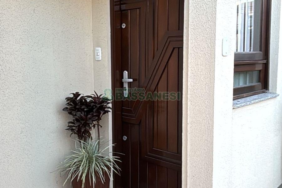 Casa com 170m², 3 dormitórios, 2 vagas, no bairro Kayser em Caxias do Sul para Alugar