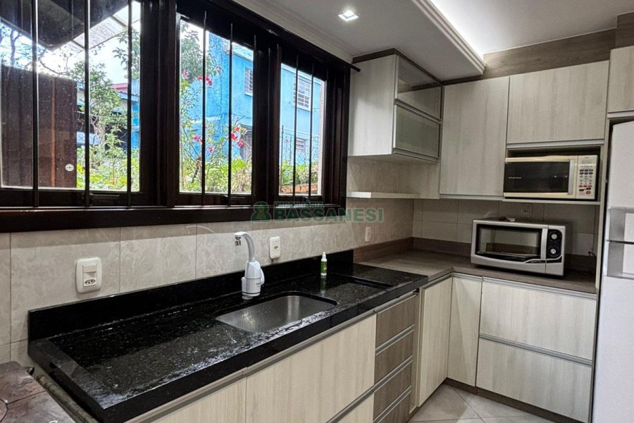 Casa com 170m², 3 dormitórios, 2 vagas, no bairro Kayser em Caxias do Sul para Alugar