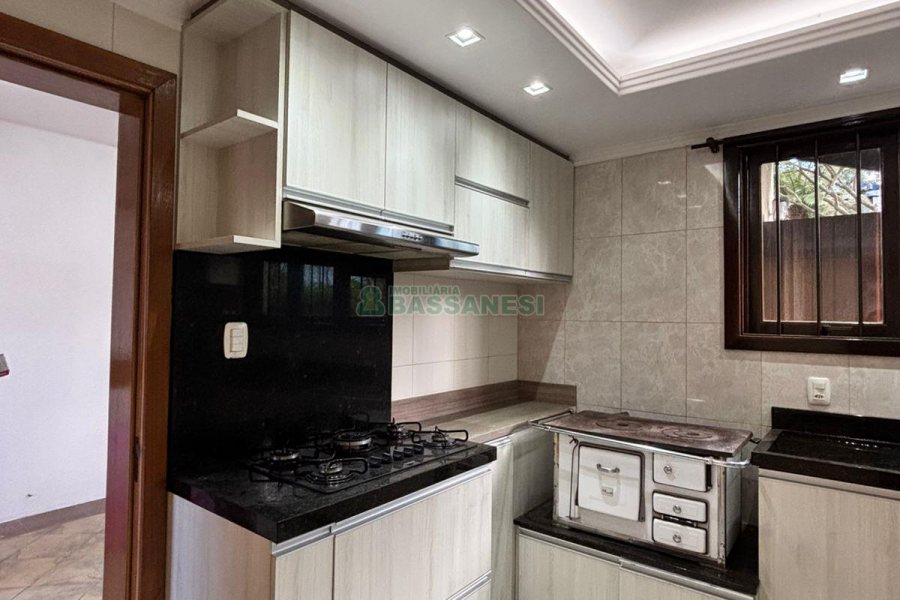 Casa com 170m², 3 dormitórios, 2 vagas, no bairro Kayser em Caxias do Sul para Alugar