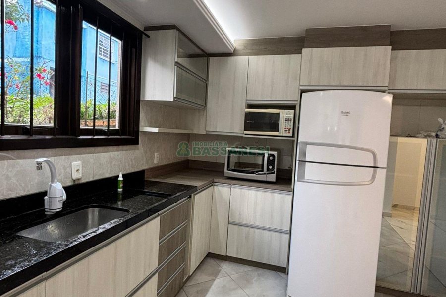 Casa com 170m², 3 dormitórios, 2 vagas, no bairro Kayser em Caxias do Sul para Alugar