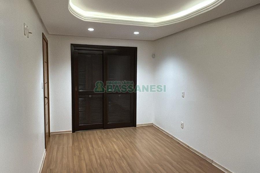 Casa com 170m², 3 dormitórios, 2 vagas, no bairro Kayser em Caxias do Sul para Alugar