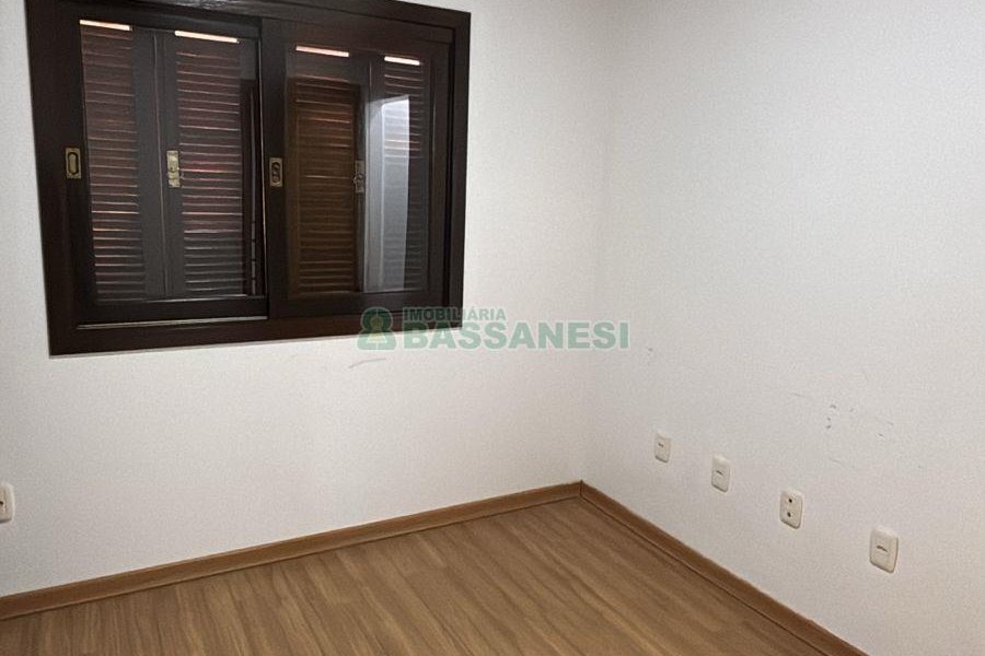 Casa com 170m², 3 dormitórios, 2 vagas, no bairro Kayser em Caxias do Sul para Alugar
