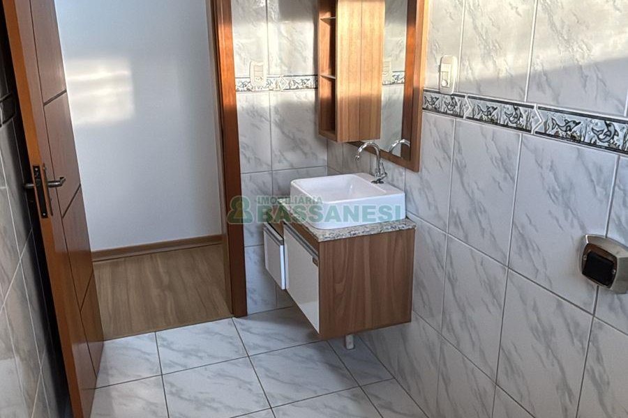 Casa com 170m², 3 dormitórios, 2 vagas, no bairro Kayser em Caxias do Sul para Alugar