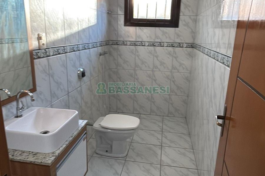 Casa com 170m², 3 dormitórios, 2 vagas, no bairro Kayser em Caxias do Sul para Alugar