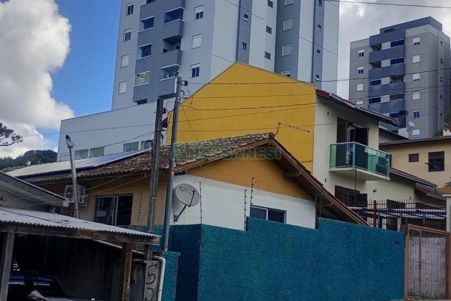 Casa com 144m², 2 dormitórios, 1 vaga, no bairro Diamantino em Caxias do Sul para Comprar