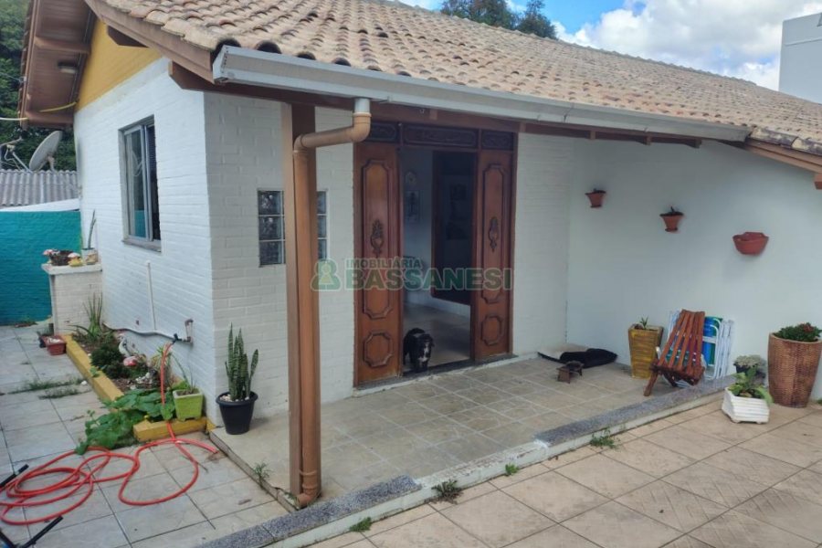 Casa com 144m², 2 dormitórios, 1 vaga, no bairro Diamantino em Caxias do Sul para Comprar