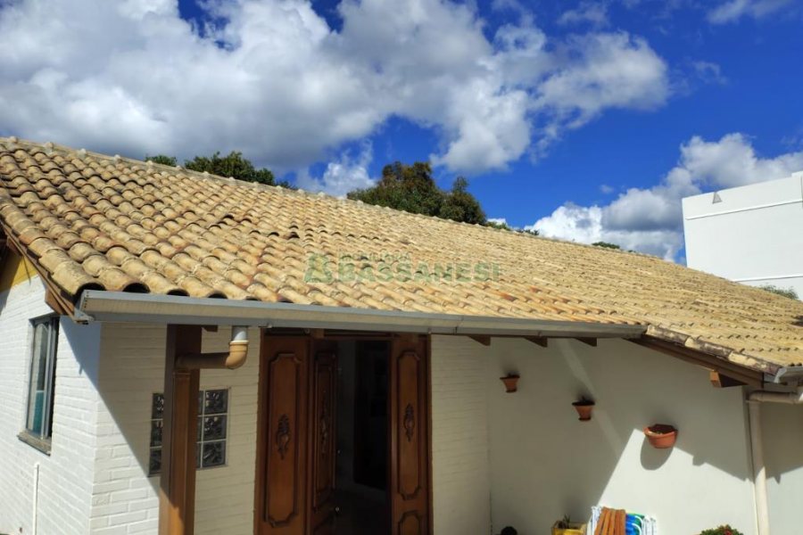 Casa com 144m², 2 dormitórios, 1 vaga, no bairro Diamantino em Caxias do Sul para Comprar