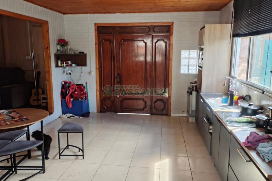 Casa com 144m², 2 dormitórios, 1 vaga, no bairro Diamantino em Caxias do Sul para Comprar