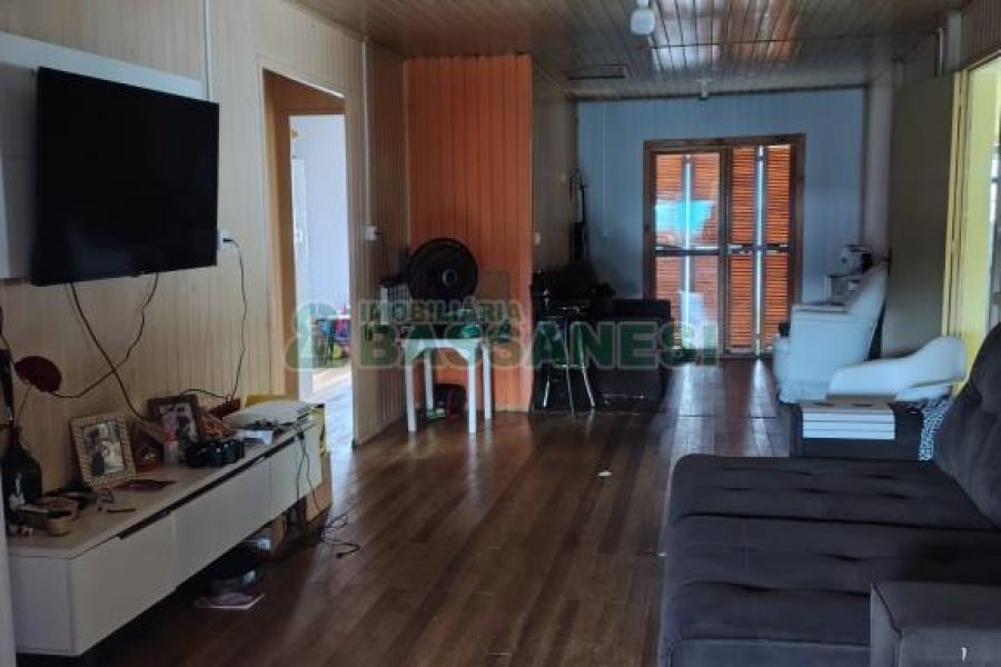 Casa com 144m², 2 dormitórios, 1 vaga, no bairro Diamantino em Caxias do Sul para Comprar