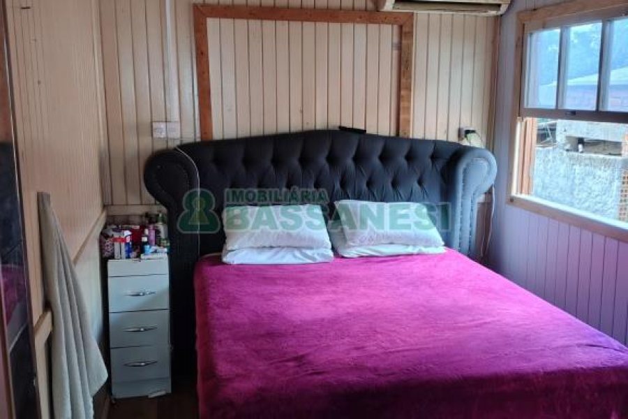 Casa com 144m², 2 dormitórios, 1 vaga, no bairro Diamantino em Caxias do Sul para Comprar