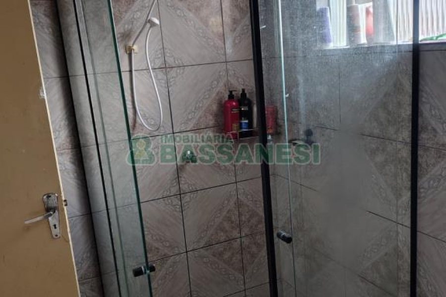 Casa com 144m², 2 dormitórios, 1 vaga, no bairro Diamantino em Caxias do Sul para Comprar