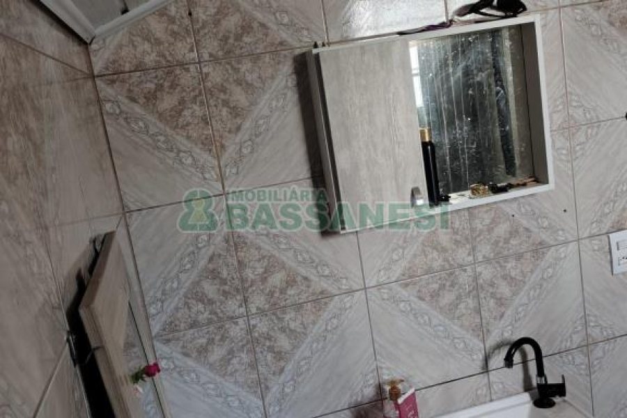 Casa com 144m², 2 dormitórios, 1 vaga, no bairro Diamantino em Caxias do Sul para Comprar