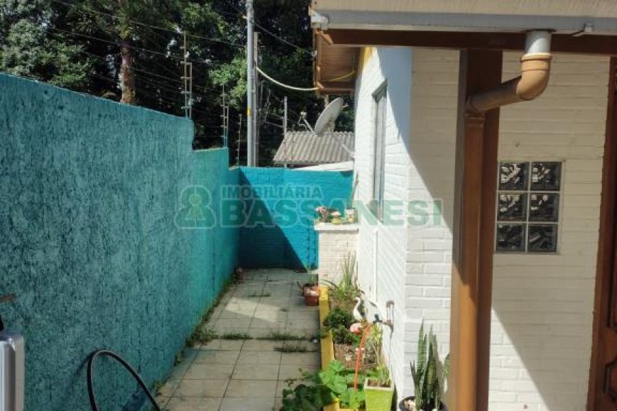 Casa com 144m², 2 dormitórios, 1 vaga, no bairro Diamantino em Caxias do Sul para Comprar