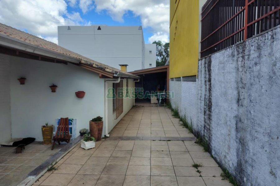 Casa com 144m², 2 dormitórios, 1 vaga, no bairro Diamantino em Caxias do Sul para Comprar