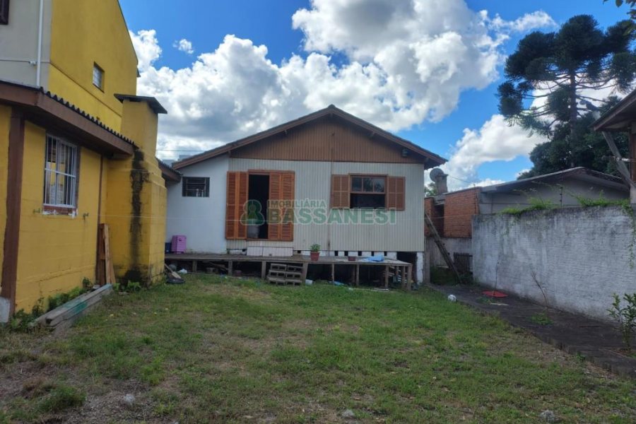 Casa com 144m², 2 dormitórios, 1 vaga, no bairro Diamantino em Caxias do Sul para Comprar
