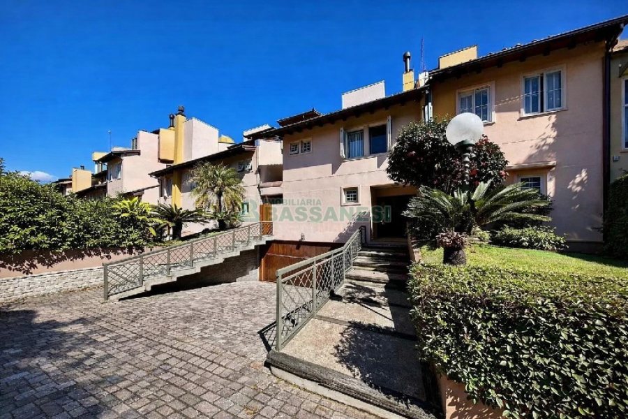 Casa Mobiliada com 440m², 3 dormitórios, 3 vagas, no bairro Jardelino Ramos em Caxias do Sul para Alugar