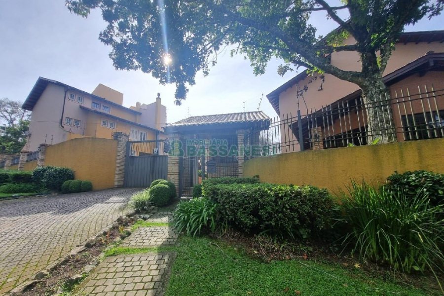 Casa Mobiliada com 440m², 3 dormitórios, 3 vagas, no bairro Jardelino Ramos em Caxias do Sul para Alugar
