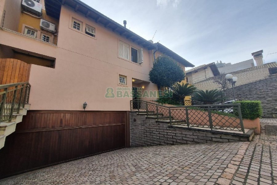 Casa Mobiliada com 440m², 3 dormitórios, 3 vagas, no bairro Jardelino Ramos em Caxias do Sul para Alugar