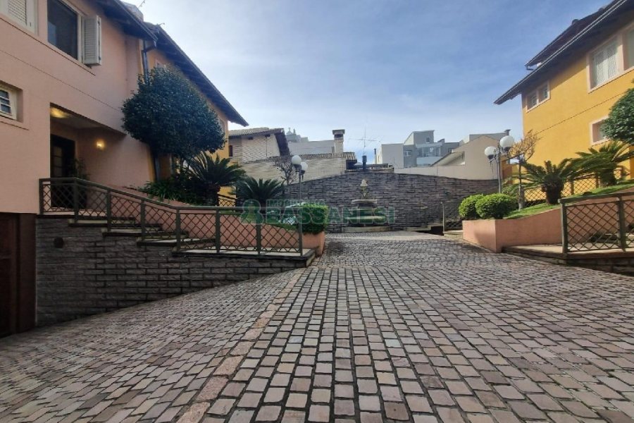 Casa Mobiliada com 440m², 3 dormitórios, 3 vagas, no bairro Jardelino Ramos em Caxias do Sul para Alugar