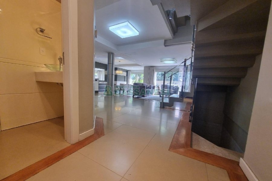 Casa Mobiliada com 440m², 3 dormitórios, 3 vagas, no bairro Jardelino Ramos em Caxias do Sul para Alugar