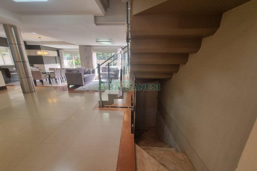 Casa Mobiliada com 440m², 3 dormitórios, 3 vagas, no bairro Jardelino Ramos em Caxias do Sul para Alugar