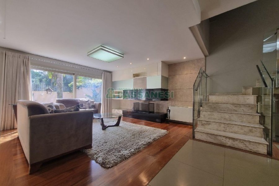 Casa Mobiliada com 440m², 3 dormitórios, 3 vagas, no bairro Jardelino Ramos em Caxias do Sul para Alugar