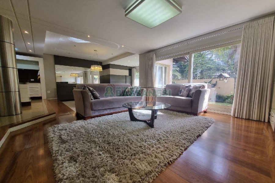 Casa Mobiliada com 440m², 3 dormitórios, 3 vagas, no bairro Jardelino Ramos em Caxias do Sul para Alugar