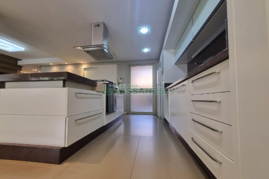 Casa Mobiliada com 440m², 3 dormitórios, 3 vagas, no bairro Jardelino Ramos em Caxias do Sul para Alugar