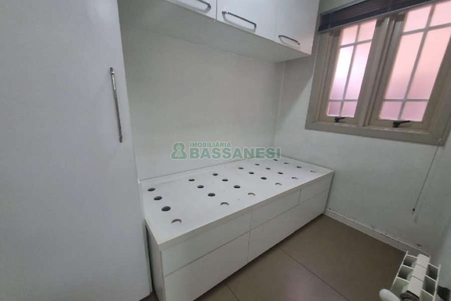 Casa Mobiliada com 440m², 3 dormitórios, 3 vagas, no bairro Jardelino Ramos em Caxias do Sul para Alugar