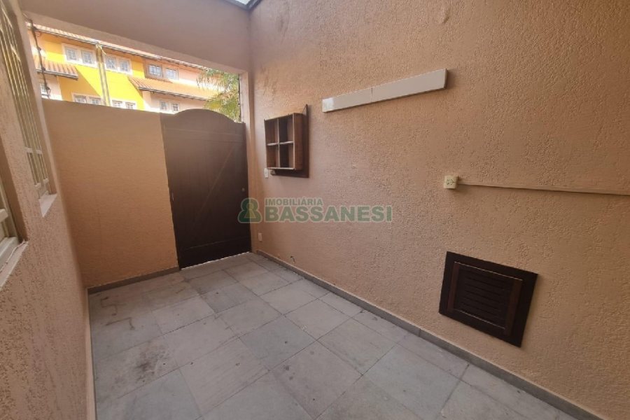 Casa Mobiliada com 440m², 3 dormitórios, 3 vagas, no bairro Jardelino Ramos em Caxias do Sul para Alugar