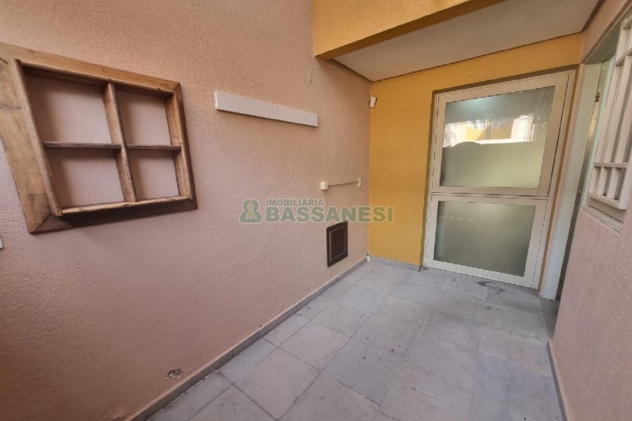 Casa Mobiliada com 440m², 3 dormitórios, 3 vagas, no bairro Jardelino Ramos em Caxias do Sul para Alugar