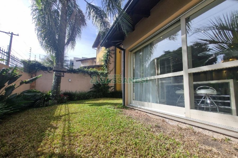 Casa Mobiliada com 440m², 3 dormitórios, 3 vagas, no bairro Jardelino Ramos em Caxias do Sul para Alugar