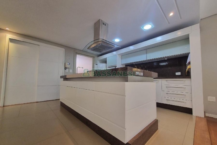 Casa Mobiliada com 440m², 3 dormitórios, 3 vagas, no bairro Jardelino Ramos em Caxias do Sul para Alugar