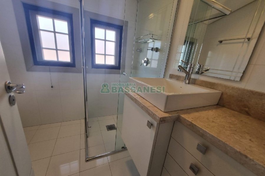 Casa Mobiliada com 440m², 3 dormitórios, 3 vagas, no bairro Jardelino Ramos em Caxias do Sul para Alugar
