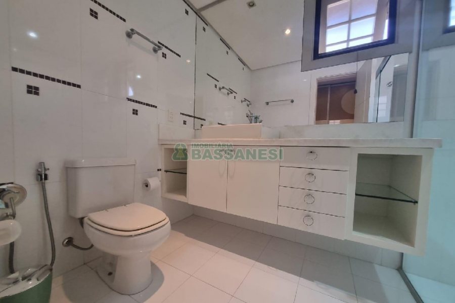 Casa Mobiliada com 440m², 3 dormitórios, 3 vagas, no bairro Jardelino Ramos em Caxias do Sul para Alugar