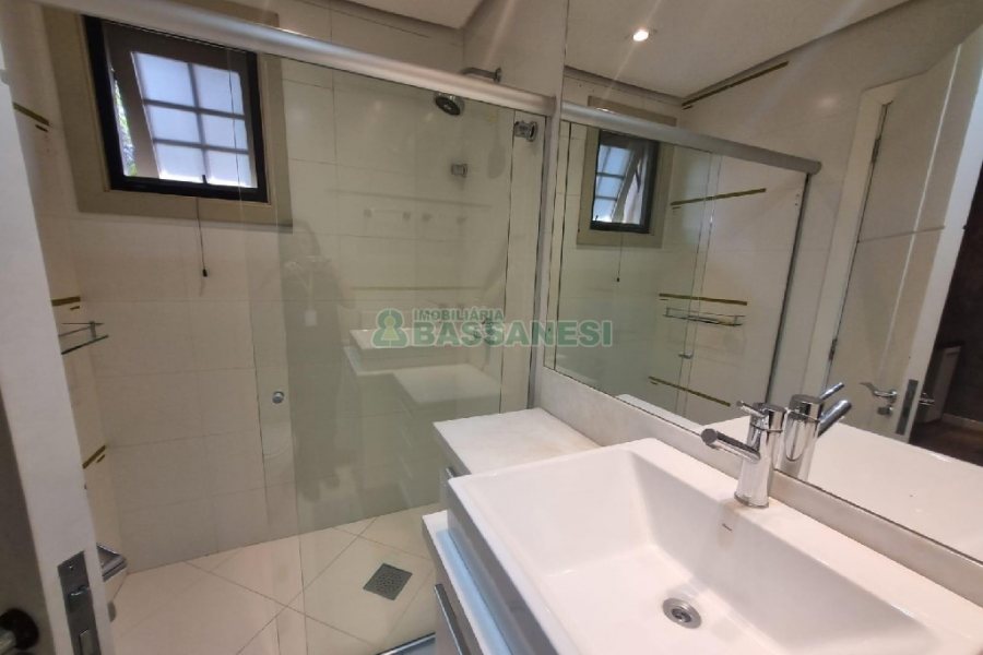Casa Mobiliada com 440m², 3 dormitórios, 3 vagas, no bairro Jardelino Ramos em Caxias do Sul para Alugar