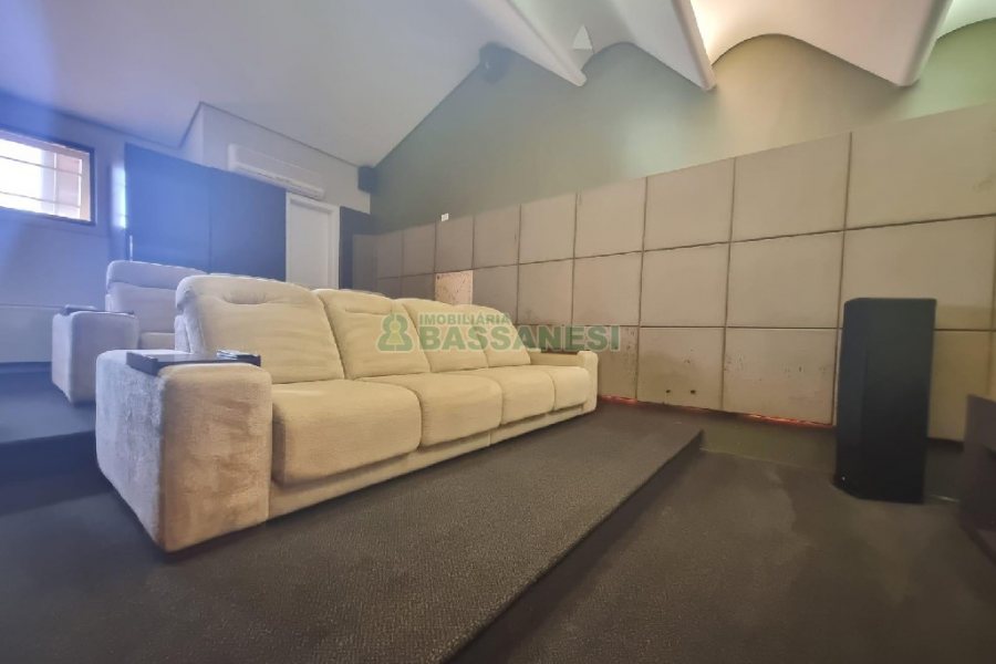Casa Mobiliada com 440m², 3 dormitórios, 3 vagas, no bairro Jardelino Ramos em Caxias do Sul para Alugar