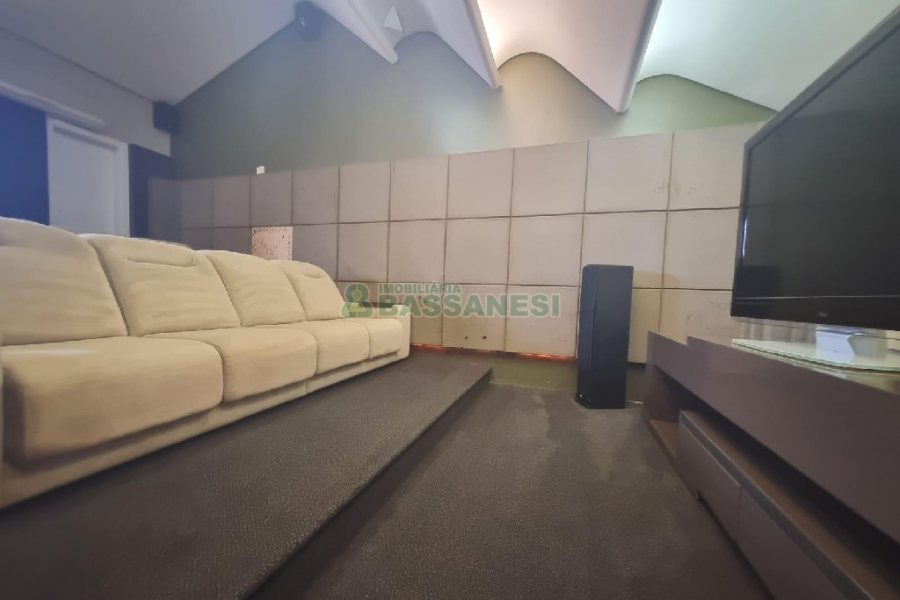 Casa Mobiliada com 440m², 3 dormitórios, 3 vagas, no bairro Jardelino Ramos em Caxias do Sul para Alugar