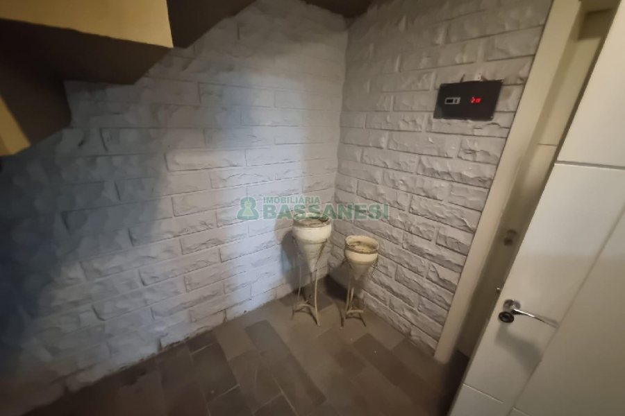 Casa Mobiliada com 440m², 3 dormitórios, 3 vagas, no bairro Jardelino Ramos em Caxias do Sul para Alugar