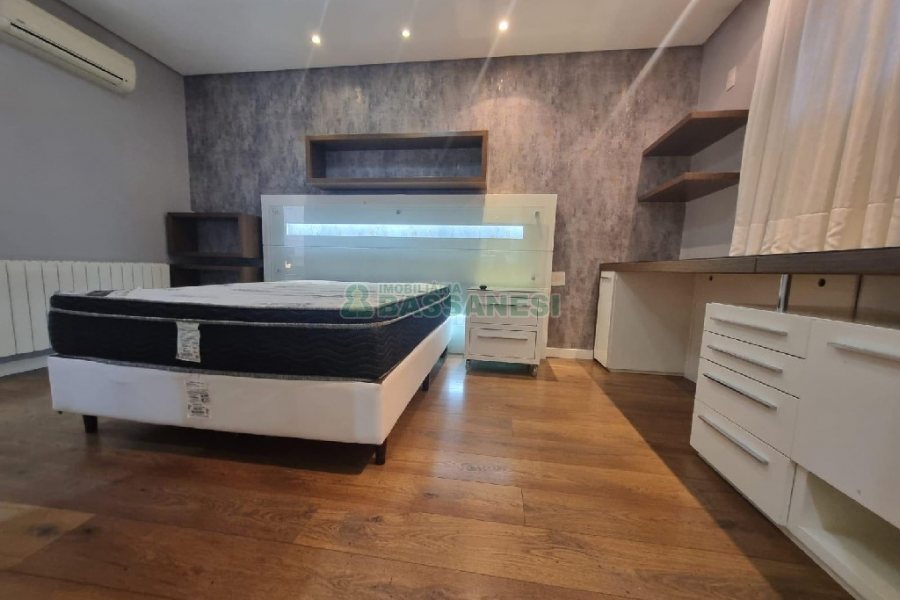 Casa Mobiliada com 440m², 3 dormitórios, 3 vagas, no bairro Jardelino Ramos em Caxias do Sul para Alugar