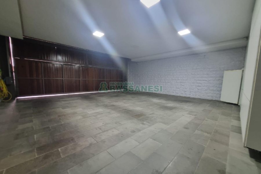 Casa Mobiliada com 440m², 3 dormitórios, 3 vagas, no bairro Jardelino Ramos em Caxias do Sul para Alugar