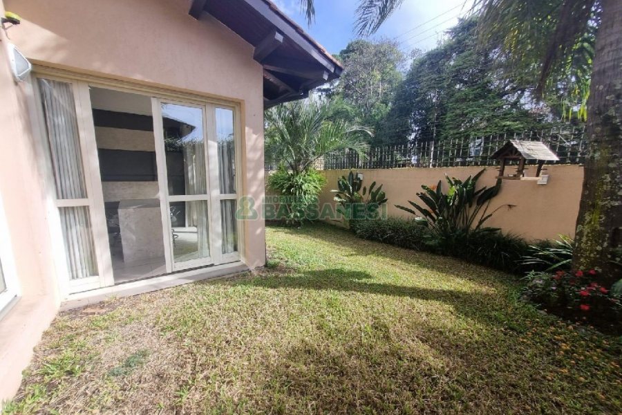 Casa Mobiliada com 440m², 3 dormitórios, 3 vagas, no bairro Jardelino Ramos em Caxias do Sul para Alugar