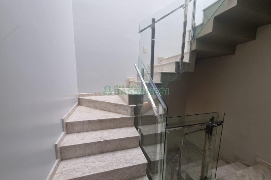 Casa Mobiliada com 440m², 3 dormitórios, 3 vagas, no bairro Jardelino Ramos em Caxias do Sul para Alugar