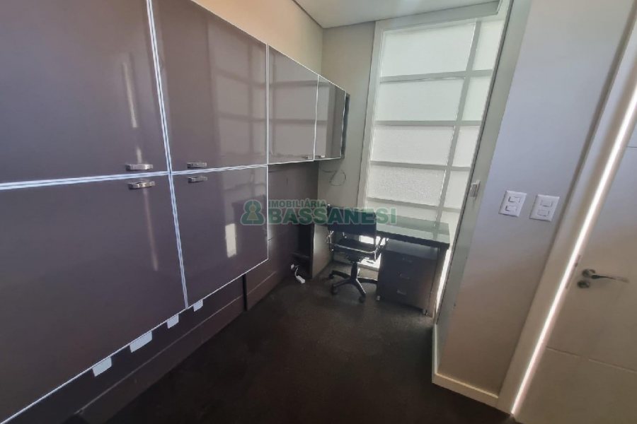 Casa Mobiliada com 440m², 3 dormitórios, 3 vagas, no bairro Jardelino Ramos em Caxias do Sul para Alugar