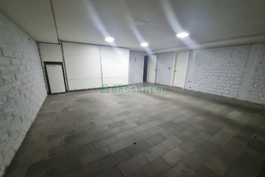 Casa Mobiliada com 440m², 3 dormitórios, 3 vagas, no bairro Jardelino Ramos em Caxias do Sul para Alugar