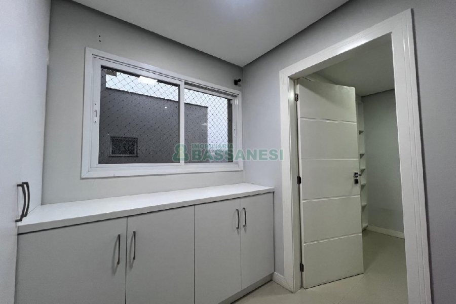 Apartamento com 197m², 3 dormitórios, 2 vagas, no bairro Universitário em Caxias do Sul para Alugar