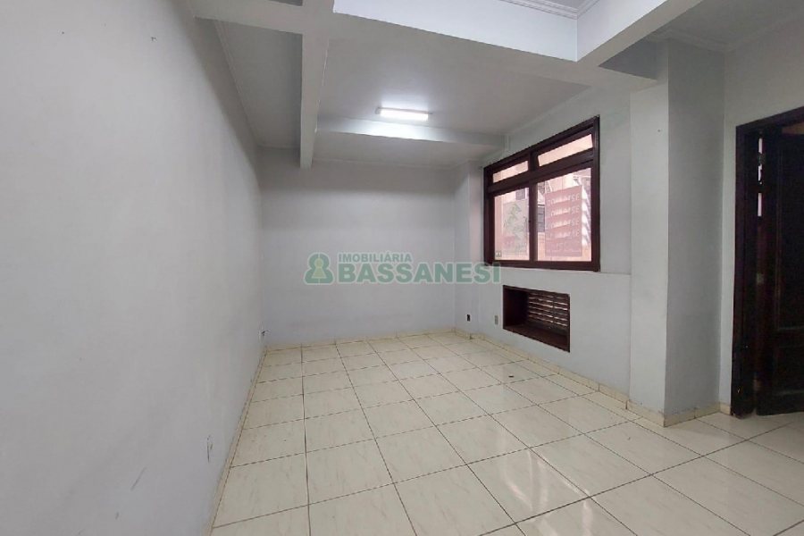 Sala com 22m², no bairro Centro em Caxias do Sul para Alugar ou Comprar