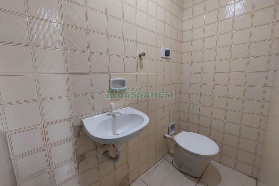 Sala com 22m², no bairro Centro em Caxias do Sul para Alugar ou Comprar
