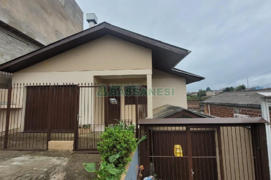 Casa com 75m², 2 dormitórios, 1 vaga, no bairro Charqueadas em Caxias do Sul para Alugar